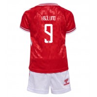 Camisa de Futebol Dinamarca Rasmus Hojlund #9 Equipamento Principal Infantil Europeu 2024 Manga Curta (+ Calças curtas)